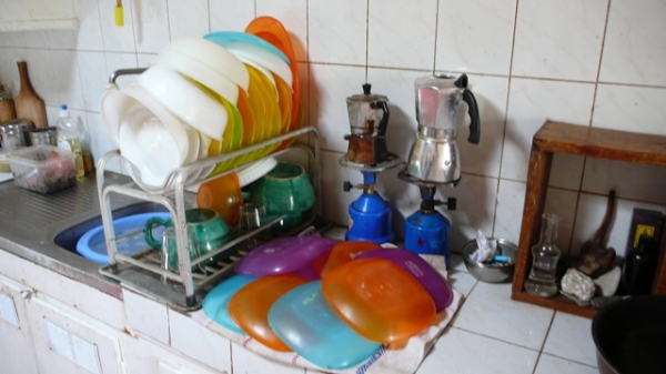 La vaisselle des écuelles, deux fois par jour.