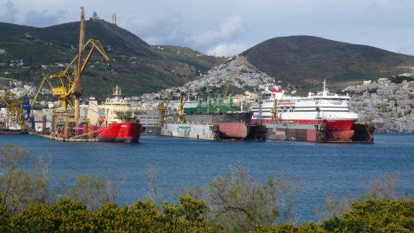 Le chantier naval, et la colline "catholique" d'Ano Syros, depuis le Lazareto - qui a été le lazaret de la ville, puis la prison, et maintenant la zone d'abandon des chiens...